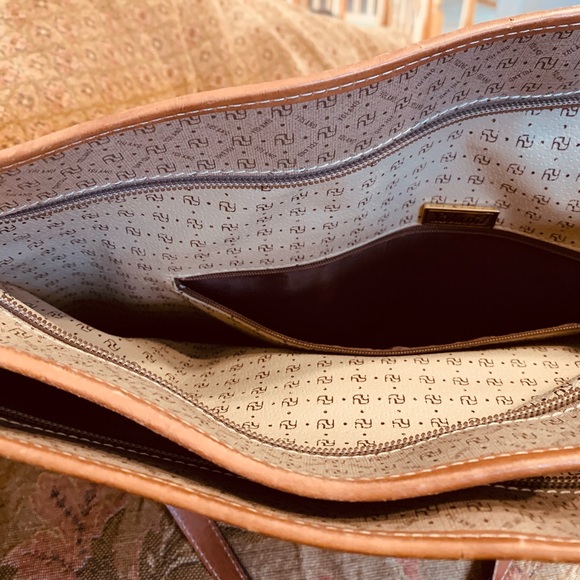 Vintage Cowhide leather bag( Luca style for less) - Picture 2 of 10